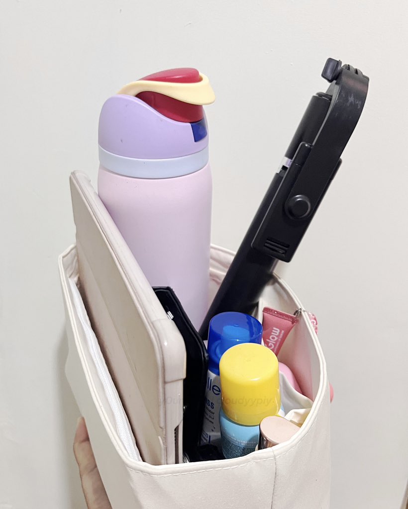 life gets easier when my bag is organized 💗

mostly tote bag yang aku punya tuh no compartments, akhirnya aku pakein bag organizer dari <a href="/DgazInbag/">DGAZ inbag</a> jadi lebih rapi😍