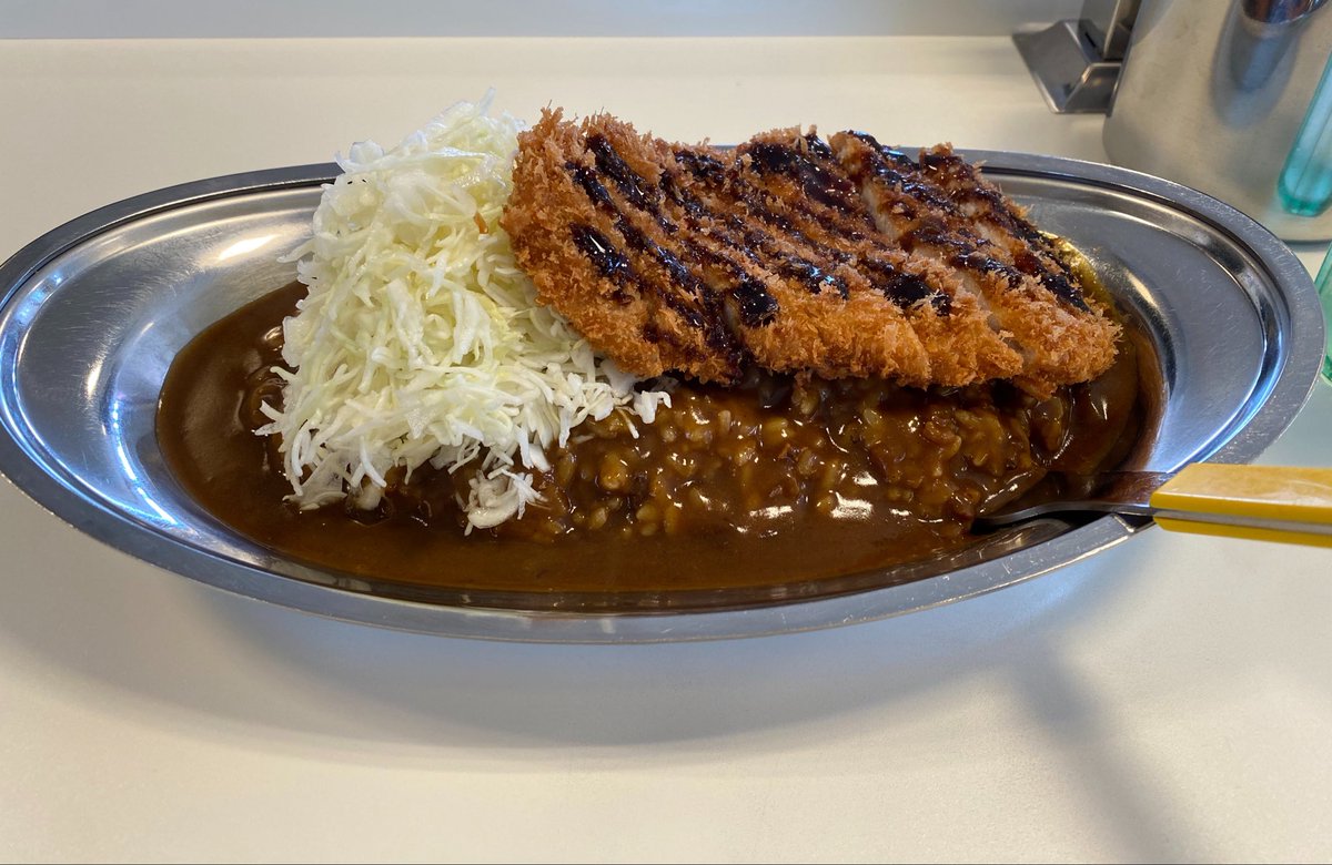 きたぞ。うますぎる。
ここはセガの先輩が脱サラして開店したお店。わたしがこの地に住んでいた頃、毎日のように食後の戦略会議をしていた思い出。2枚目の写真と券売機が会議の成果。この地を転勤で去る時はオーナーから皿とフォークとコップ（前世紀の本店と同じ色）を頂きました。
#チャンカレ