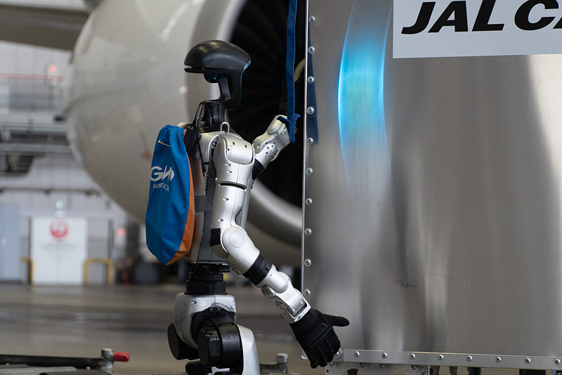 travelwatch_jp's tweet image. 飛行機への荷物の積み込みを人型ロボットが担う？　JALとGMO AIRがヒューマノイドによるグランドハンドリ… travel.watch.impress.co.jp/docs/news/2104… #JAL #GMO #ヒューマノイド #グランドハンドリング #GSE