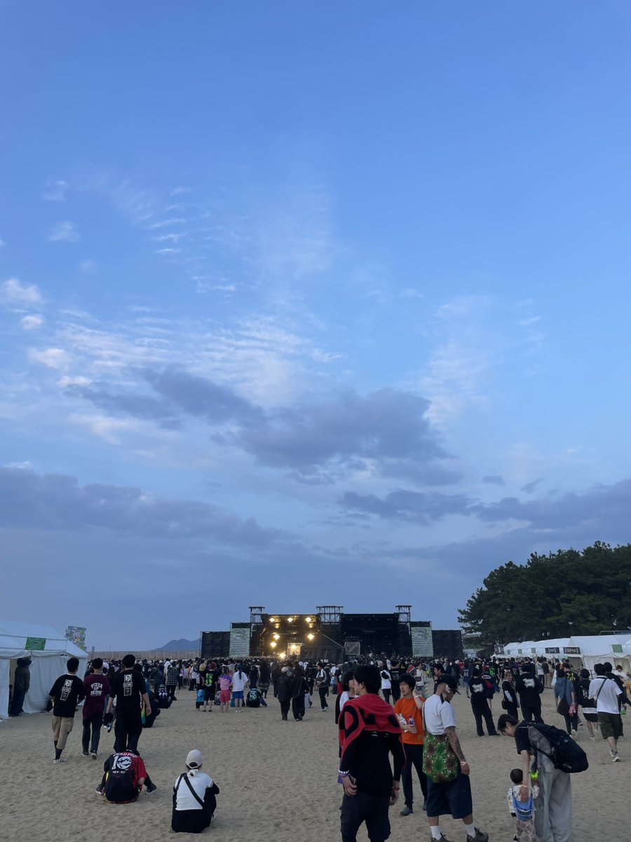 RocksBEU's tweet photo. TRIANGLE2026参戦
クジラ前列で遊んでたら、フォーリミ最前を譲ってくれた女子。
最高に嬉しかった。
ありがとう🎵
最高景色見れた。
コールドレイン雨バンド卒業おめでとう😆
綺麗な夕日ありがとう🎵
ホルモンの選曲😆
嵐に届いた？
今年もいっぱい遊びました。
また来年。
＃TRIANGLE2026 https://t.co/wzOlsXK7Hs