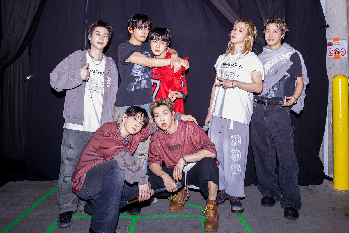 crying bc this looks like yoongi is 7th wheeling 3 couples