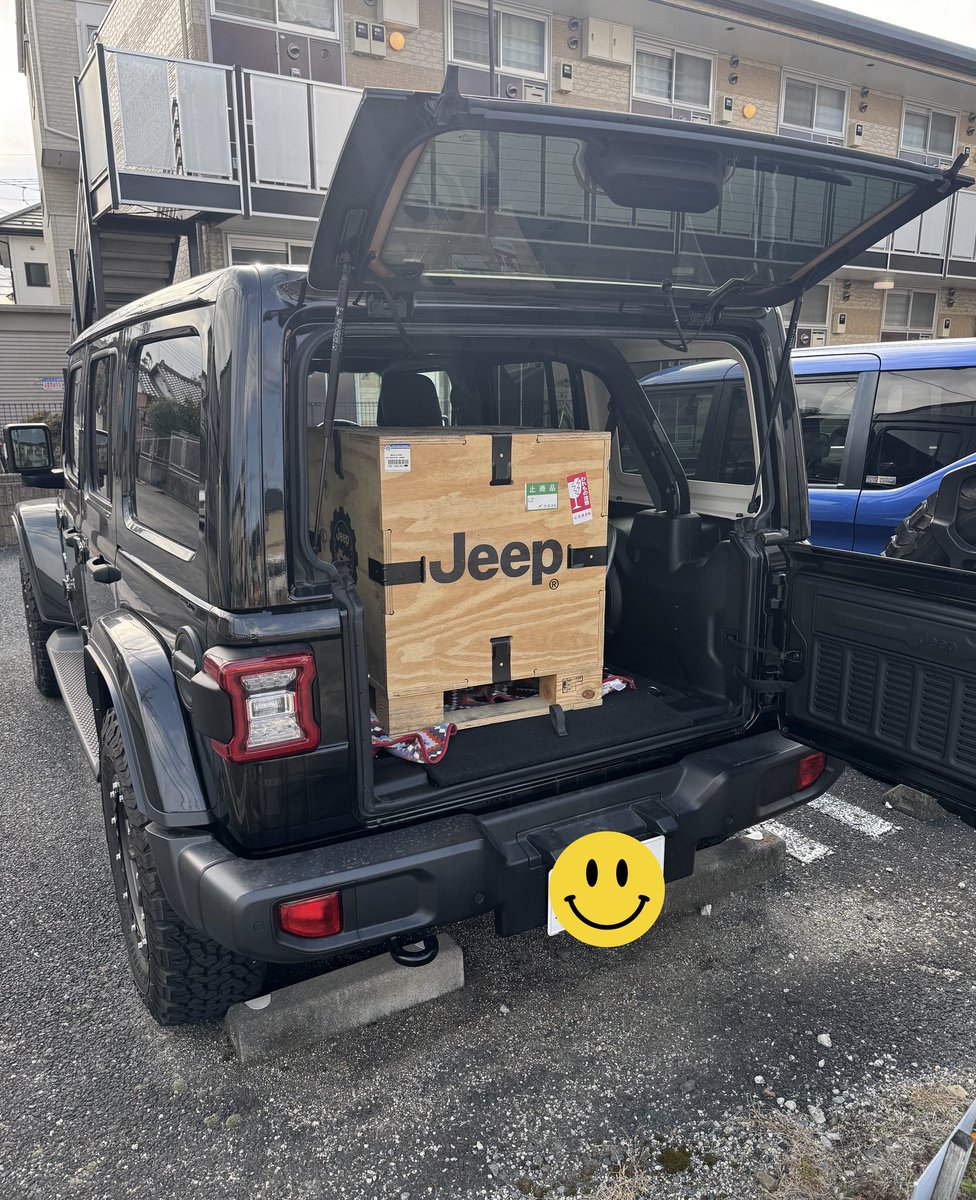 KameQ_Channel's tweet image. ラングラー2才になりました〜
お祝いに木箱届のプレゼント🎁

#Jeep
#wrangler