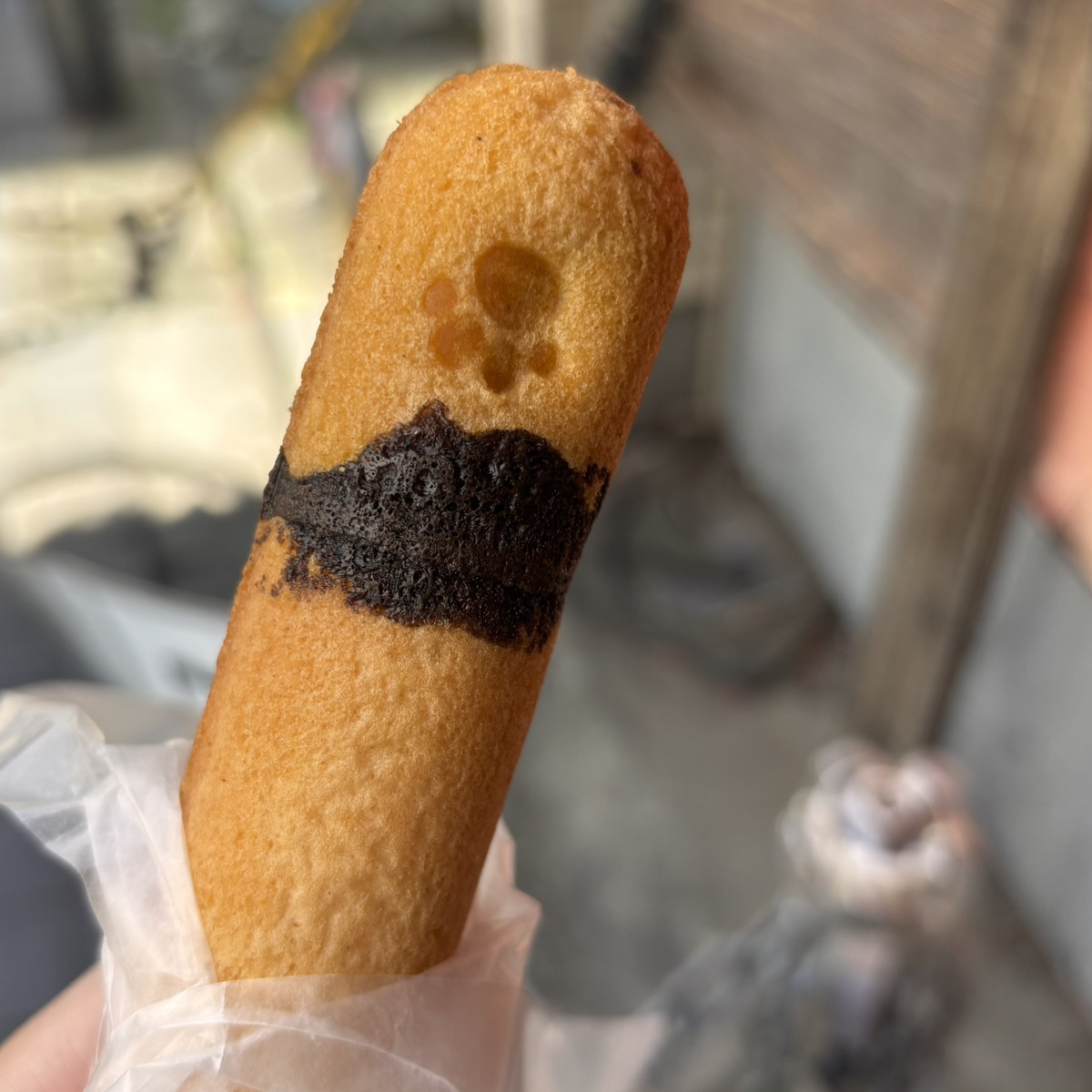 SEASON_ltd_2's tweet photo. こんにちは！シーズンのくまきちです🐻
休日のお散歩で「谷中銀座」へ行ってきました🚶‍♀️

お目当ては、福ベーグルさんのベーグル！🥯
いつもは餡バターが練り込まれたタイプに目がない私ですが、今回は禁断の「サンドイッチ」に挑戦しました。

半分にカットされたベーグルに、たっぷりのあんこと、存在感抜群の厚切りバター……！
もう、カロリーなんて計算したら負けです（笑）

あまりの美味しさに、気づいたら完食。写真を撮るのも忘れて夢中で食べてしまいました……（なので画像は心の目でお楽しみください😂）

食べ歩き天国の谷中、他にも誘惑が多くて大満足な休日でした。
皆さんの「写真撮り忘れるほど美味しいもの」って何ですか？

#企業公式相互フォロー　#企業公式中の人　#谷中銀座　#福ベーグル　#休日の過ごし方　#飯テロ（画像なし）

🐾 モモの一言
「写真がない……だとニャ！？それだけ美味しかったってことニャね。ボクもバターの香りは大好きニャ。今度はクンクンだけでもさせてほしいニャ！」