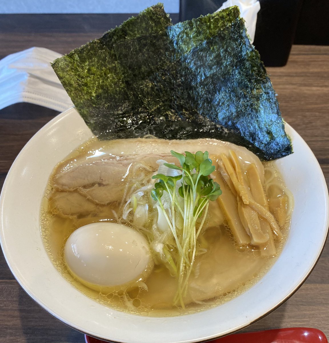 今日のお昼は、雨上がりだけど午後にもちょっと☔️って予報に怯んで行きつけのお店で
特製塩ラーメン！😆🍜

それにしても陽が出ると暑い🥵
お天道様、まさかこれが梅雨の代わりとか言わないよね…⁇😱