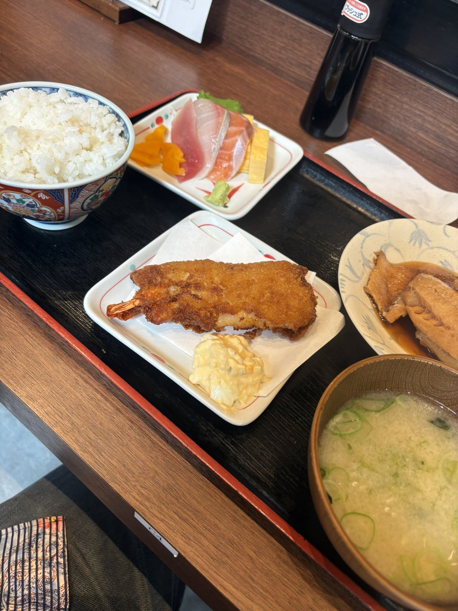 #お魚
お刺身とお魚の煮付けとエビフライ
お刺身のネタを使用したエビフライが
プリプリで美味しかったです😋