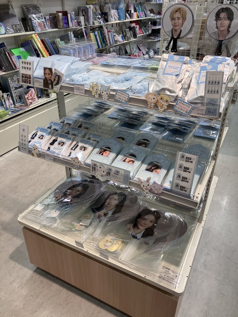 animateISO's tweet image. ☆˖ ࣪⊹🩷#Hearts2Hearts さんのFANMEETING【#Hearts2HOUSE】 絶賛販売中🩵⋆*✩

各メンバーご用意しております🫧

『#FOCUS』MDも入荷しておりますので、#S2U さんは是非チェックしてみてください🩰𝜗𝜚˚⋆:

#하츠투하츠 #H2H #YUHA #유하 #WITHMUU