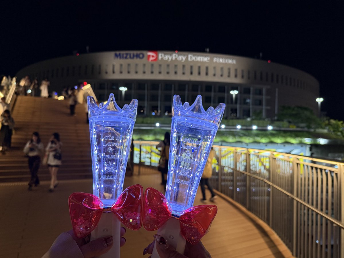 shizuvish's tweet photo. 4/25 福岡
私の嵐ラストライブ終わっちゃった。
オープニングからもう涙止まらず😭
泣いて笑っての繰り返しの3時間15分でした🥲
ファンサありがとう🥹一生大好き🫶
23年間いろんな思い出がありすぎて寂しいし悲しい。
やっぱり嵐続けますって言ってくれんかなって思ってしまう😞
もう1回会いたいなぁ https://t.co/XsnZlr8lCH