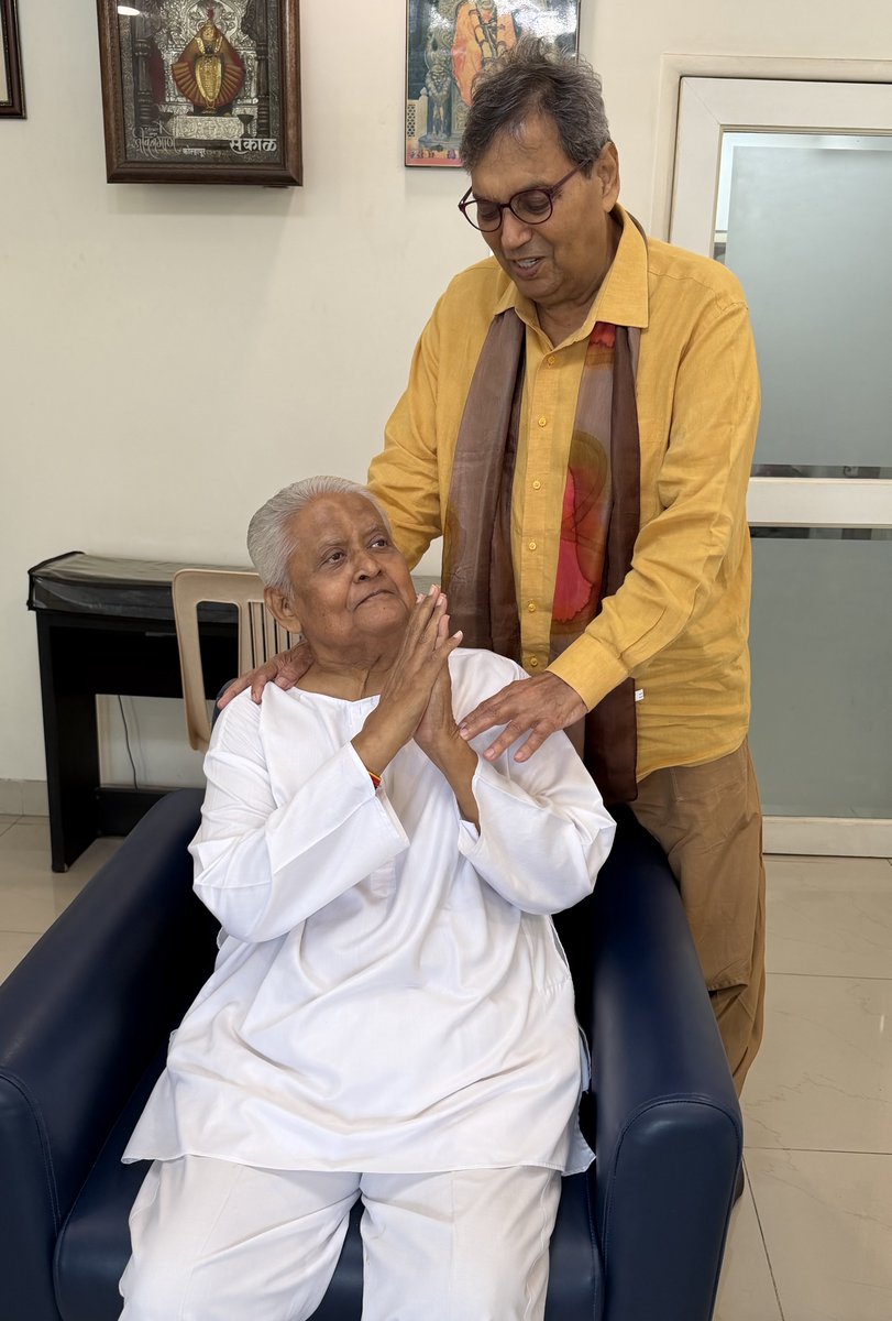 SubhashGhai1's tweet photo. A genius.  A guru.  A world music composer. Living legend 🙏🏽
sh #PYARE LAL SHARMA  I greeted him at his home to pay gratitude n love for him 🙏🏽. 

I learnt so much from him how to blend  music of 200 musicians into visuals characters n story of a film .My all gratitude to him❤️🙏🏽 https://t.co/96Fmfibsnq