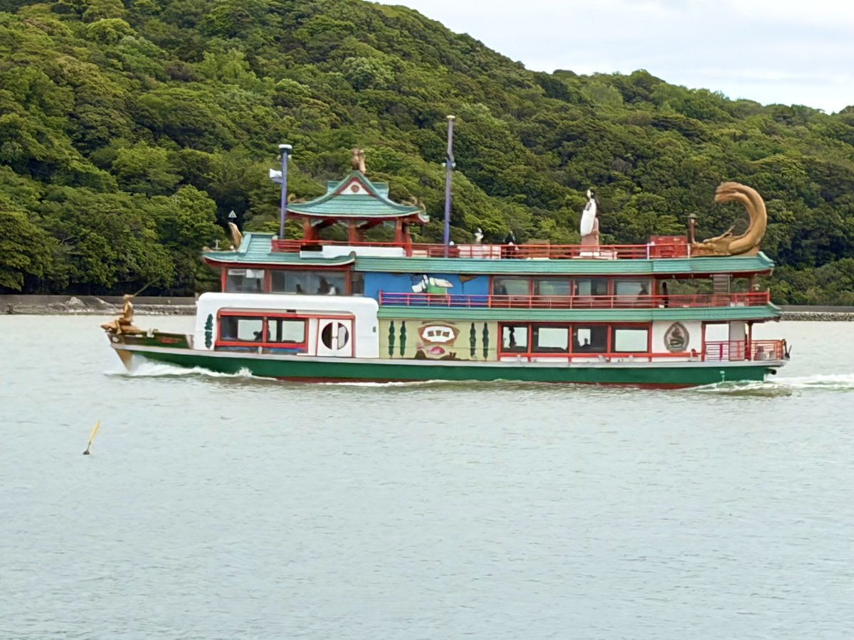 【鳥羽港】鳥羽湾に海賊🏴‍☠️が現れた？と思いきや、かの有名な帆船日本丸！🇯🇵カッコイイ！と見惚れてたら、鳥羽湾のエース？竜宮城🐉が存在感ありまくりで現れた！カオス！🛳️
#鳥羽
#日本丸
#竜宮城
#鳥羽湾