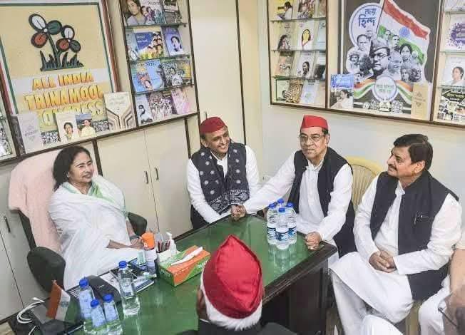 UP में बड़ी बड़ी हाँकने वाले नेता जी बंगाल में जाकर “स्टूल” पर बैठे है।

<a href="/kpmaurya1/">Keshav Prasad Maurya</a> जी विशेष रूप से इस फोटो पर ध्यान दे जिन पर ये कटाक्ष किया करते है।

अखिलेश यादव “स्टूल वाले नेता जी”।