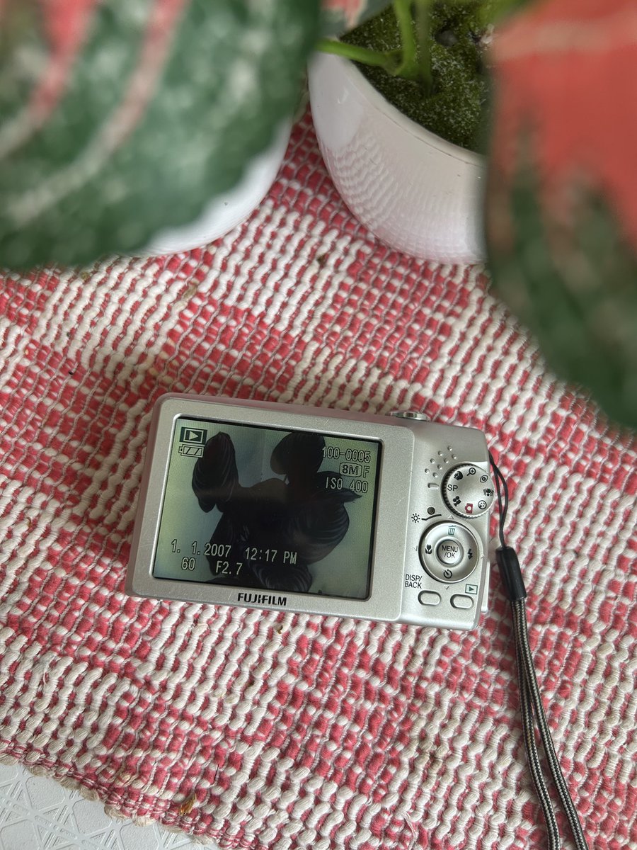 baddiegicam's tweet image. wts digicam fujifilm finepix f480 (rare)

kickflip donghwa digicam 

minus: layar penuaan tipis (tampilan layar masih bagus dan jelas)

overall no minus

975K (co shopee ada diskon)

kelengkapan: unit, memori, charger, card reader, pouch, dan strap

#wtb #zonajajan #zonauang