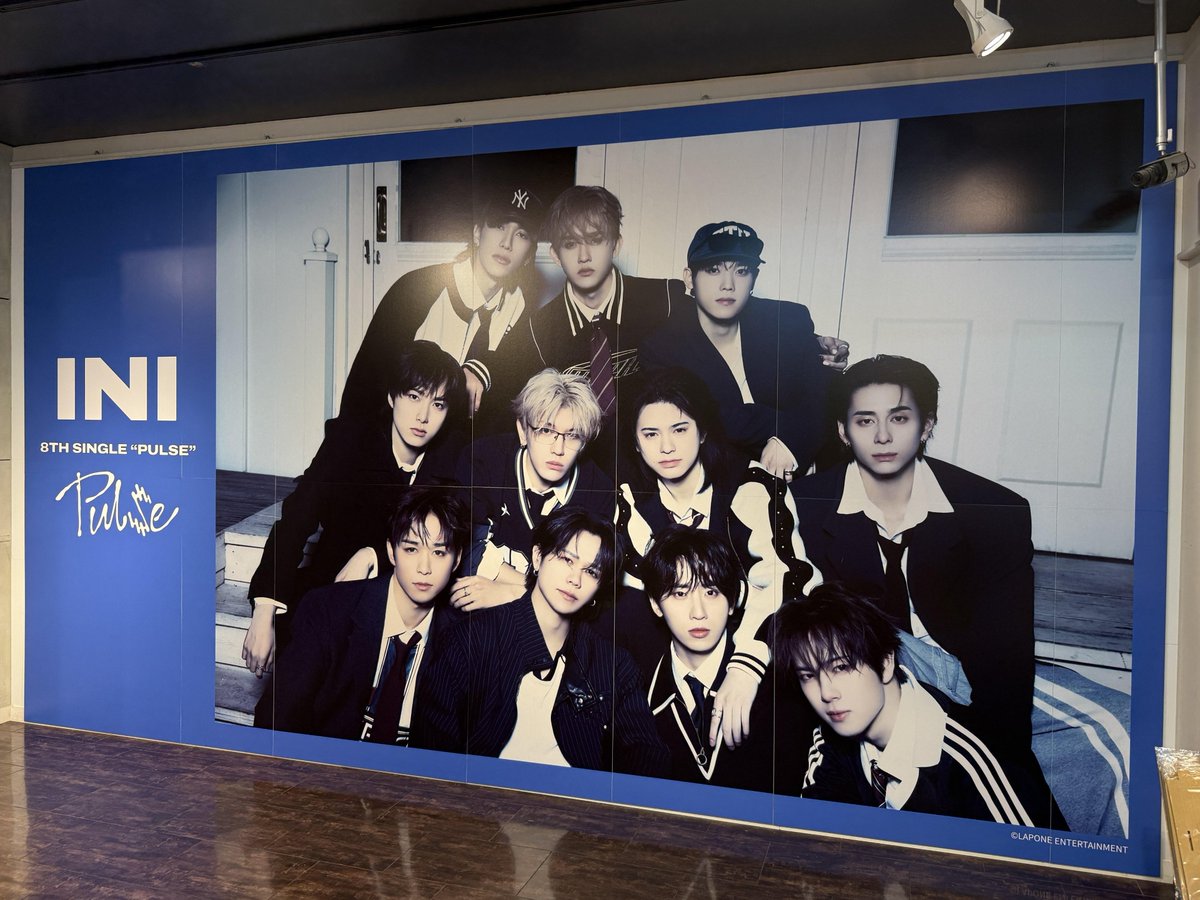 TOWER_Shibuya's tweet image. 【#タワ渋INI】 

＼📣展示期間は本日まで➰‼️／

#INI 8TH SINGLE『＃PULSE』

💥超豪華💥渋谷店限定施策実施中✨

💙1F/5Fにてパネル展示実施中！（別絵柄）
💙直筆サイン入り色紙＆ポラロイド写真展示（5F）

お見逃しなく👀♩

🔗x.gd/mnor6

@official__INI

#INI_PULSE