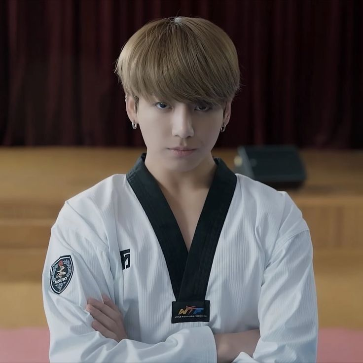 taeko_okss's tweet photo. taekook au
jk viene de una familia de alfas y th de una familia de omegas. 
ambos tenían aspiraciones con el género secundario esperado.
cuando se presentan con el género invertido, su relación se rompe. https://t.co/CM4jUtuXoU