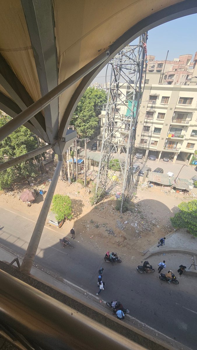 saketarora's tweet photo. @MunCorpGurugram @DC_Gurugram Look at the condition around sector 55-56 metro station. It is completely filled with waste material and garbage. https://t.co/I3sJBzfaUz