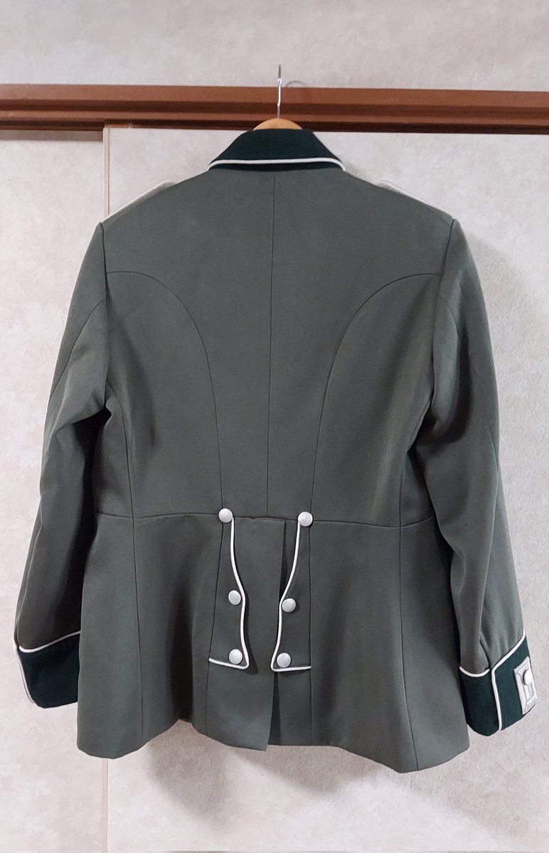 muneo48's tweet photo. この服の一番の弱点は、背部のヒレ部分が抜い殺しになっていた事で、ボタンもリプロあるあるな縫付けだった。
これを仕上げてくれた某氏がわざわざバラしてボタンも埋込みに改造してくれた。

徽章が入手できればポン付けできそうと思ったが、そうは問屋が卸さなかったw https://t.co/0yN5y9bl10