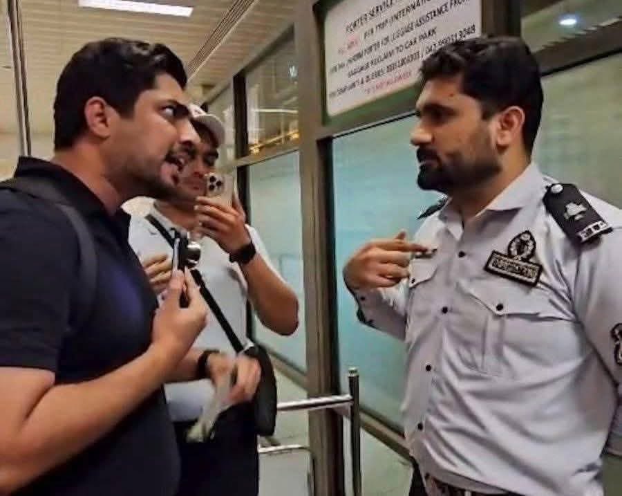 tuchezee's tweet photo. کیا آپ نے ایران کے مشکل حالات میں انکے محکموں میں موجود غداروں کی تباہی سے سبق نہیں سیکھا ؟ حیرت ہے ایئر پورٹ جیسی حساس جگہ پر اس ASI جیسا ملک دشمن عملہ تعینات ہے ؟ ان کی مکمل اسکروٹنی کیوں نہیں ہوتی کیا سیکیورٹی اداروں کے علم میں نہیں اوررپورٹس موجود👇
 #نیازی_کے_تباہی_کے_15_سال https://t.co/uWm4oIk9G6
