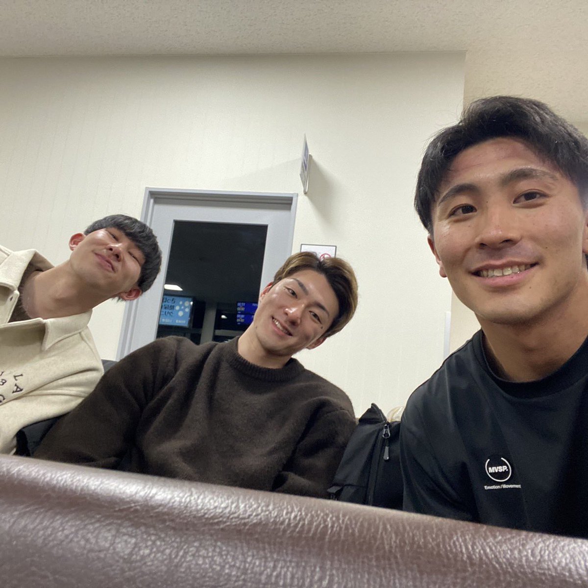 yellowstars_vb's tweet photo. ／
こどもの日企画🎏
＼

選手のこどもの頃〜現在の写真を
5月5日のこどもの日に向けて大公開📸
かわいすぎ注意です🥰

今回は、20番 都築仁（@meamj13 ）選手📝🔻

姉2人の3人姉弟の末っ子だったため、混ざっておままごとをしてました。
小学生からは野球を始めて、土日は野球、平日は友達の家でゲームや公園でドッチボールをよくしてました。
中学でバレーボールに出会い、そこから今日までバレーボール漬けの毎日。
今でも野球を見ることは大好きです！

#北海道イエロースターズ #イエスタ