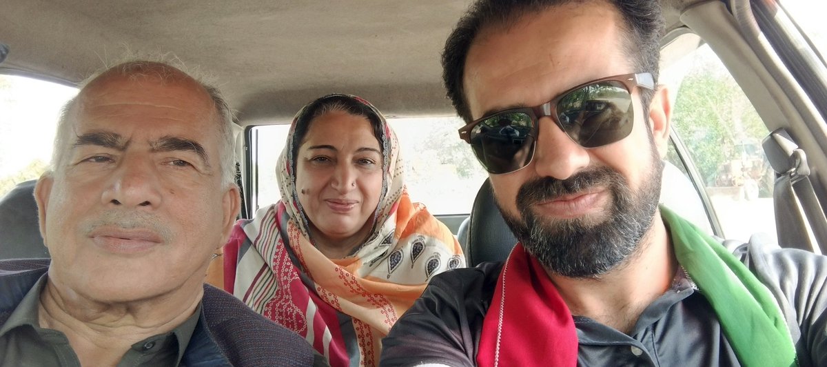 adeeb_tk148379's tweet image. آج حیدر سعید کے والدین کے ساتھ حیدر سعید اور باقی تحریکی مجاہدو کے ساتھ ملاقات کے لیے اٹک جیل کی طرف روا ۔۔۔
ہم اپنے مجاہدو کو اکیلا نھی چھوڑیں گے ان کے ساتھ ہر محاذ پہ خان کی آزادی کی جنگ میں شانہ بشانہ ساتھ رہیں گے 
جیسے بی حالات رہیں گے 
خان تیرے ساتھ رہیں گے 
#freeimrankhan