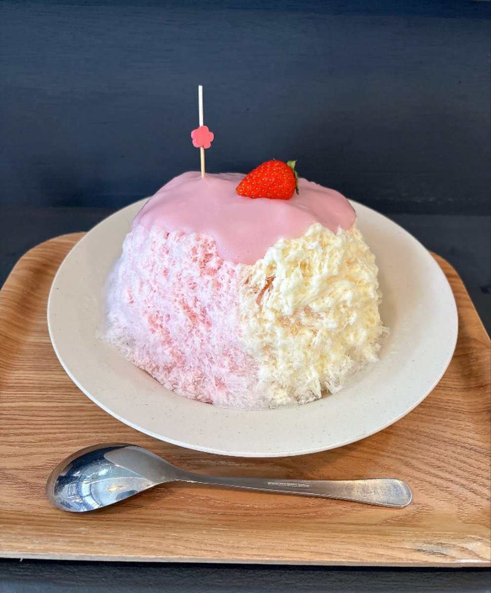 yamatore6's tweet photo. 桜と苺とクリチーとろとろ桜もち。
そろそろ桜は終わりにしようかと思いましたが餅氷好きとしてはやはり食べねばと今日も桜。とろとろ桜餅の下は桜ミルク。中の桜あんは相変わらず濃いめで量もたっぷりなのが嬉しい。トップと中の苺と共に春を味わえる氷、ご馳走様でした。 https://t.co/cl55S3LkJR