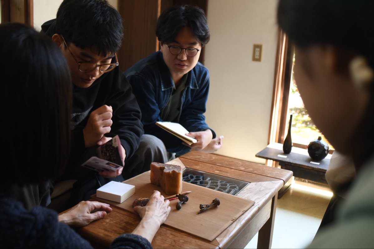4月25日、異文化交流会の学生たちがタイのカセサート大学の学生と一緒に柏崎市内を巡り、交流を深めました☀️

午前中は木村茶道美術館で初めてのお茶体験🍵
お昼はハコニワでランチを楽しみ、施設の紹介もしていただきました🍽️
午後は原惣右エ門で伝統的な鋳物製作の工房を見学👀