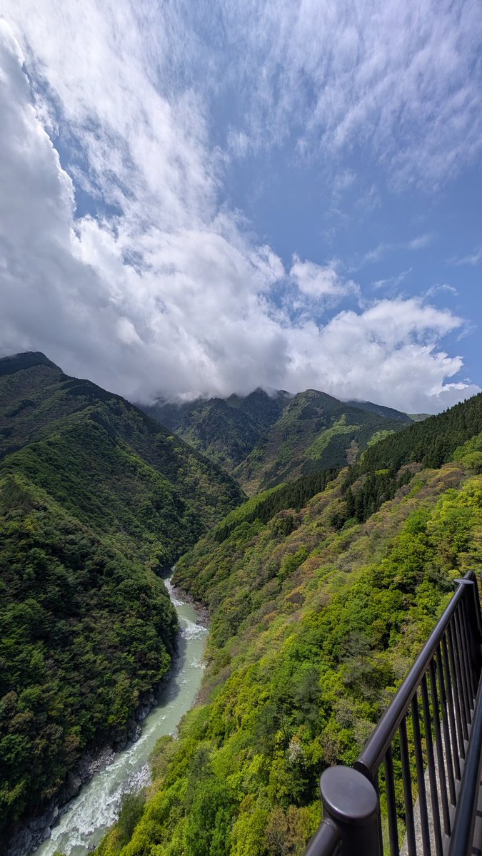 fumi_Xray's tweet photo. 祖谷渓の絶景
稜線を隠すようにかかる雲
そこから望む青空

なんたる絶景かな https://t.co/k1EXaTgvQQ