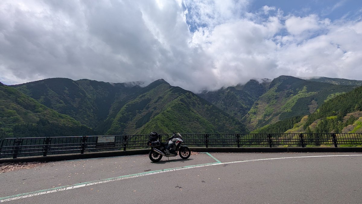 fumi_Xray's tweet photo. 祖谷渓の絶景
稜線を隠すようにかかる雲
そこから望む青空

なんたる絶景かな https://t.co/k1EXaTgvQQ