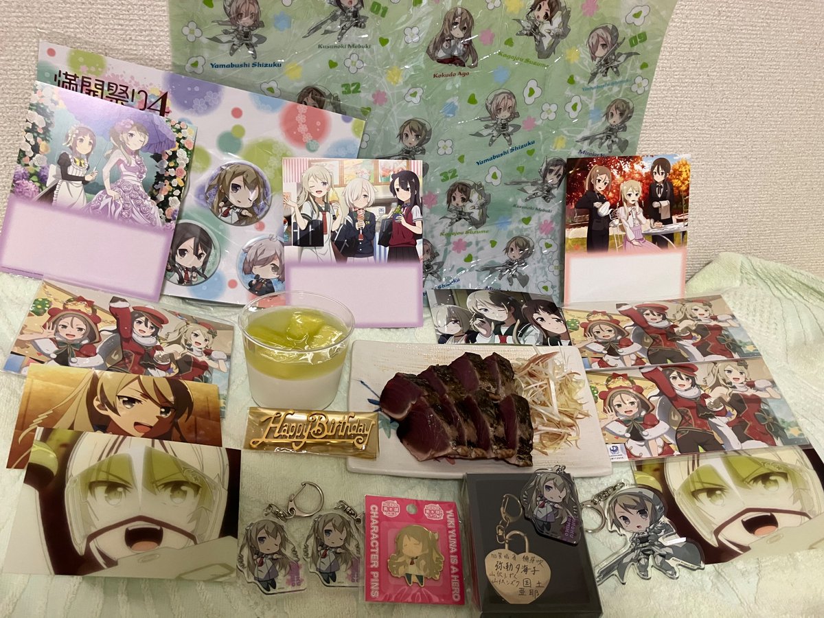 gomadangousagi's tweet photo. 🐟弥勒さん🎂誕生日🎉オメデトー🎊⭐️ *.o(≧▽≦)o .*⭐️🐟ポスカ&🗓️&🔐&📛&アクリルetc並べて,鰹のタタキ&🍈杏仁🍮でお祝い^ ^ ゆゆゆいCS🗓️で結構優遇されてるのね弥勒さん(以外〜←失礼)旅先なので数日前にあらかじめ撮ったヤーツ٩( ᐛ )و
#yuyuyu
#kumeyu
#ゆゆゆい
#弥勒夕海子生誕祭2026 https://t.co/YiIUpkBcGv
