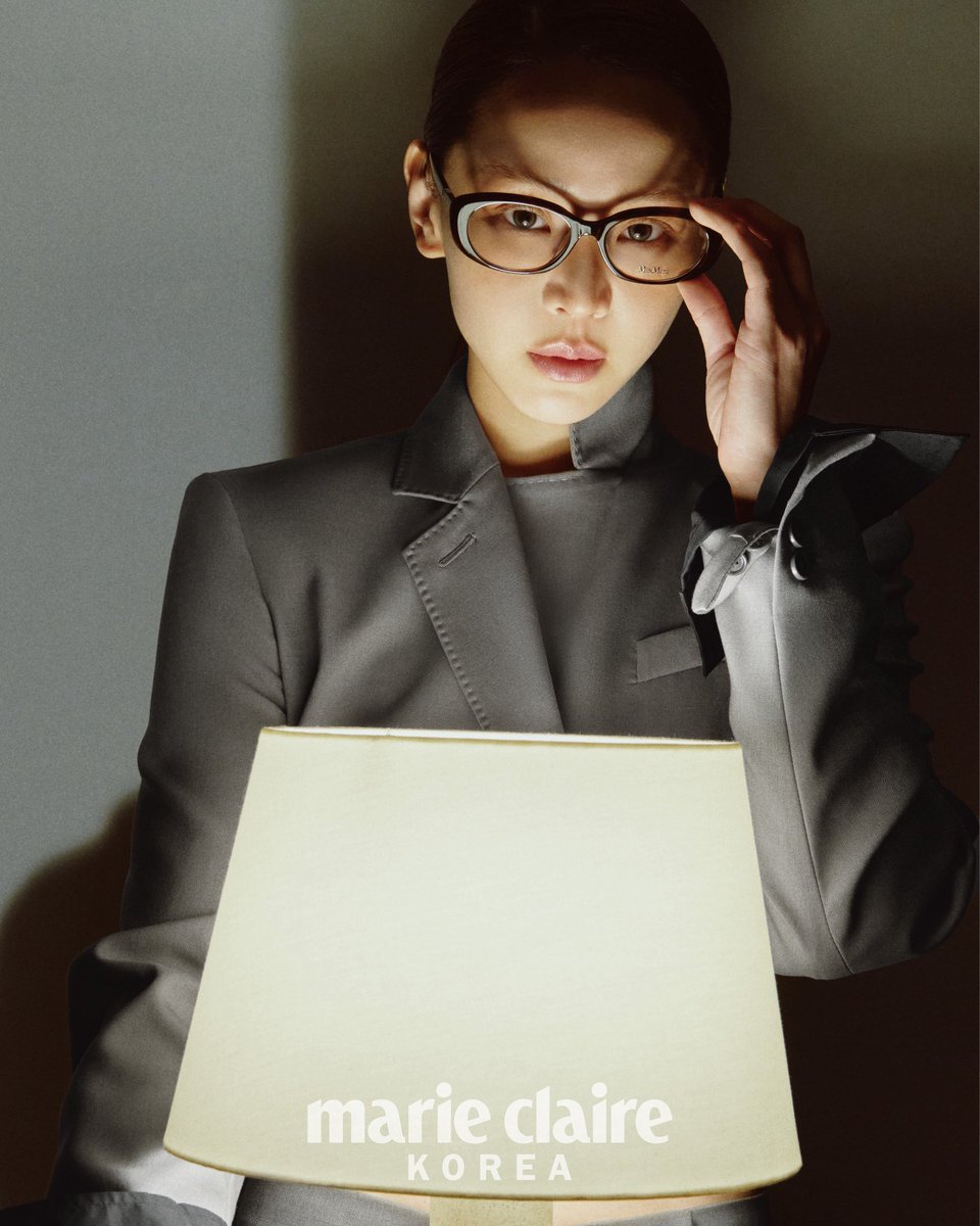 매니지먼트 시선 tweet media