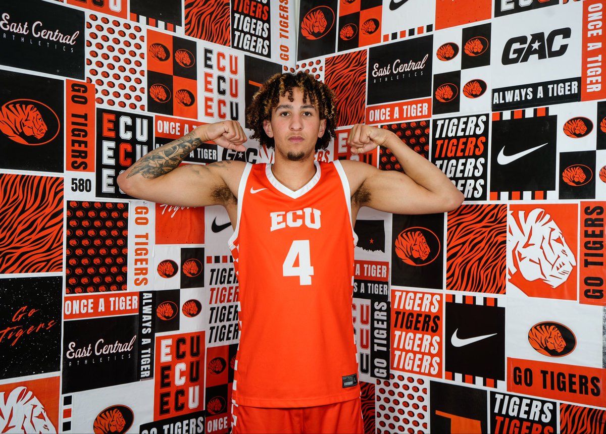 KydenThompson's tweet photo. official visit! https://t.co/fKvHN98Rug