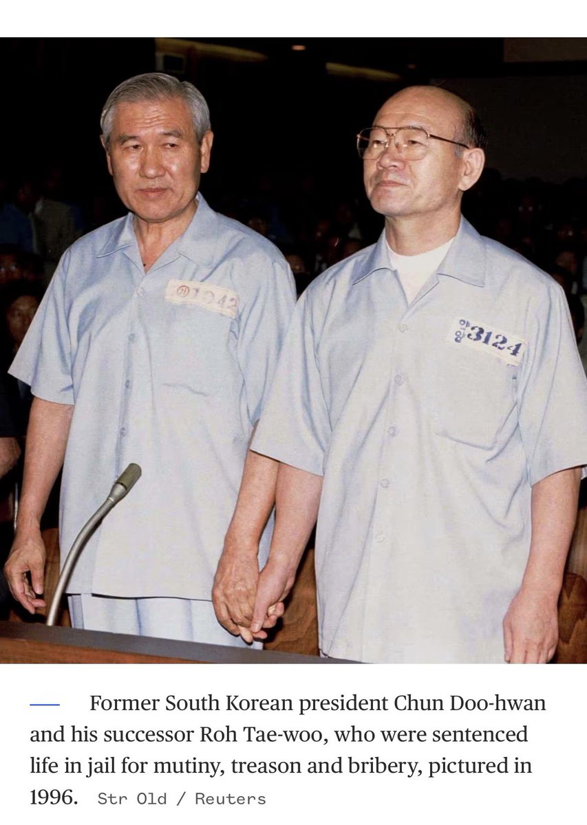 kyuapplepie's tweet photo. If the plot gets fully developed, I can’t wait to see Son Sukku and Ha Jungwoo standing side by side, holding hands, waiting for their prison verdict like this in #TheGenerals.
What a dictator, how can they still dare to holding hands like this. https://t.co/rZdAerYiY1
