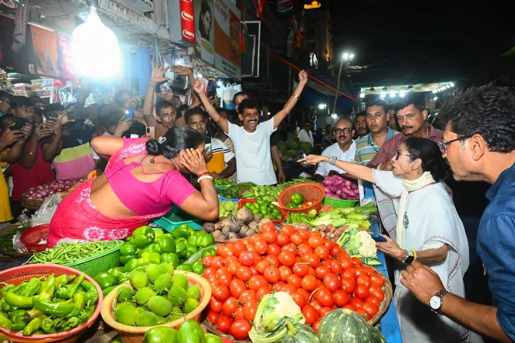 timesofindia's tweet image. "Bazaar outreach": #MamataBanerjee hits
#Kolkata markets to connect with vendors ahead of 2nd
phase of #Bengalpolls

#TMC #Politics #WestBengal #Bengalelections
#westbengalelections2026