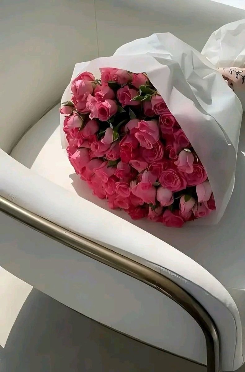 "يا حاملَ الهمّ لا تَحزُنْكَ عاصِفةٌ
هبّتْ على قلبكَ الموجوعِ فانهدَما
سيَبعَثُ اللهُ مِن آفاقِ رحمَتهِ
لُطفاً يُرمّمُ في جَنْبَيكَ ما هُدِما
طمئن فؤادكَ فالأقدارُ حانِيَةٌ
وفي الحياةِ سرورٌ يعقُبُ الألَما