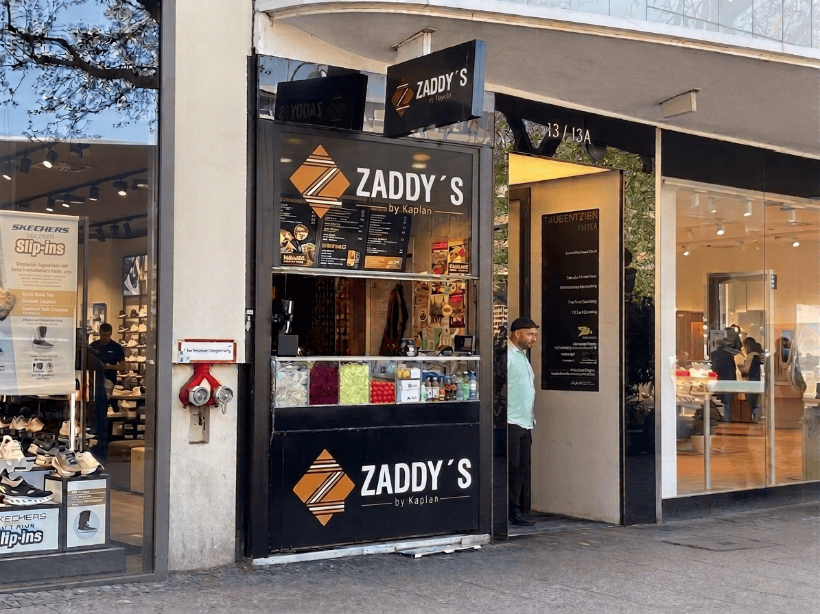 aspecialcompany's tweet image. Wie verwandelt man 3,7 m² in eine hochprofitable Goldgrube, indem 3 Mitarbeiter auf engstem Raum choreografiert täglich hunderte Premium-Döner verkaufen?

Das effizienteste Business-Case der Gastronomie: 👉 tinyurl.com/bdexbmjy
.
.
.
#LeanGastronomy #Profitability #Efficiency