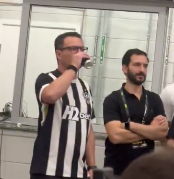 giovanniicam's tweet photo. @canaldofrossard Fora do campo e microfones também

Olhando assim parece um torcedor comum aleatório, mas é o dono do time depois de tomar 4x0 em casa https://t.co/iMQAjNldUc