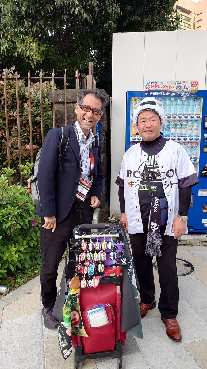 TERA_Minami's tweet photo. ①このところ「神」#神鳥裕之 #明大ラグビー部 #優勝監督 と雑談できてしまう贅沢な幸せ。②ラグビー中継終了の画像でまた私の観戦用バックが使われました。③会場外で実況のアナウンサー #谷口廣明 さんからも「あっ、このバッグ放送で使われてましたよ！」まさに #ラグビーわんだほー ！

#Studio856 https://t.co/R4NlHh3jR2