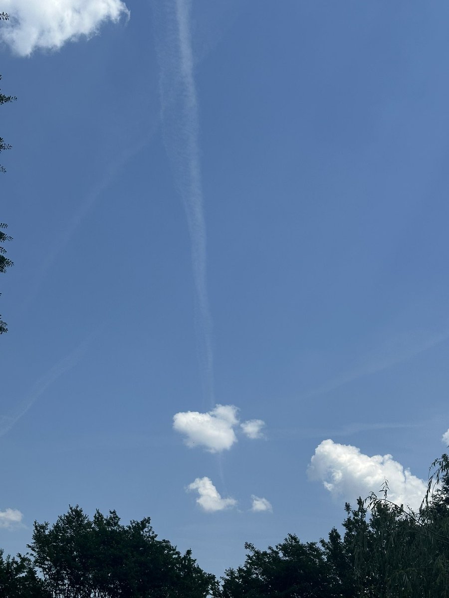 HilaryP72's tweet image. It doesn’t show as well in the photo but the first part of the clouds started forming right where the lines cross. I was out at my pool and watched his whole process from clear skies to the lines to the formation of the clouds. #clouds #weathermodification #weather