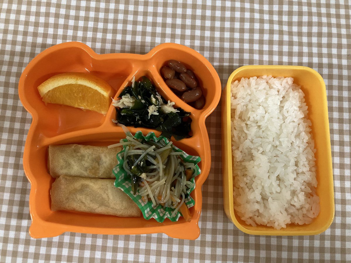 今日の弁当給食（４月２７日）
春巻き
うずら豆
野菜の中華煮
わかめのごま炒め
オレンジ