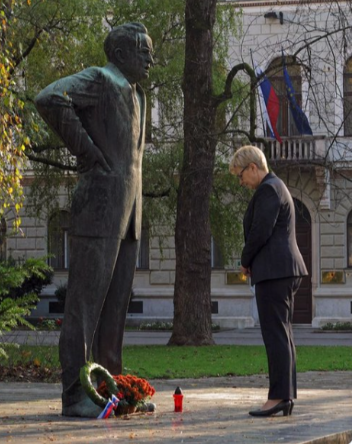 Takole se pa predsednica republike, Nataša Pirc Musar, ponosno klanja komunističnemu rablju in krivcu za množične pokole Slovencev (tudi otrok in žensk) po drugi svetovni vojni. Sramota!