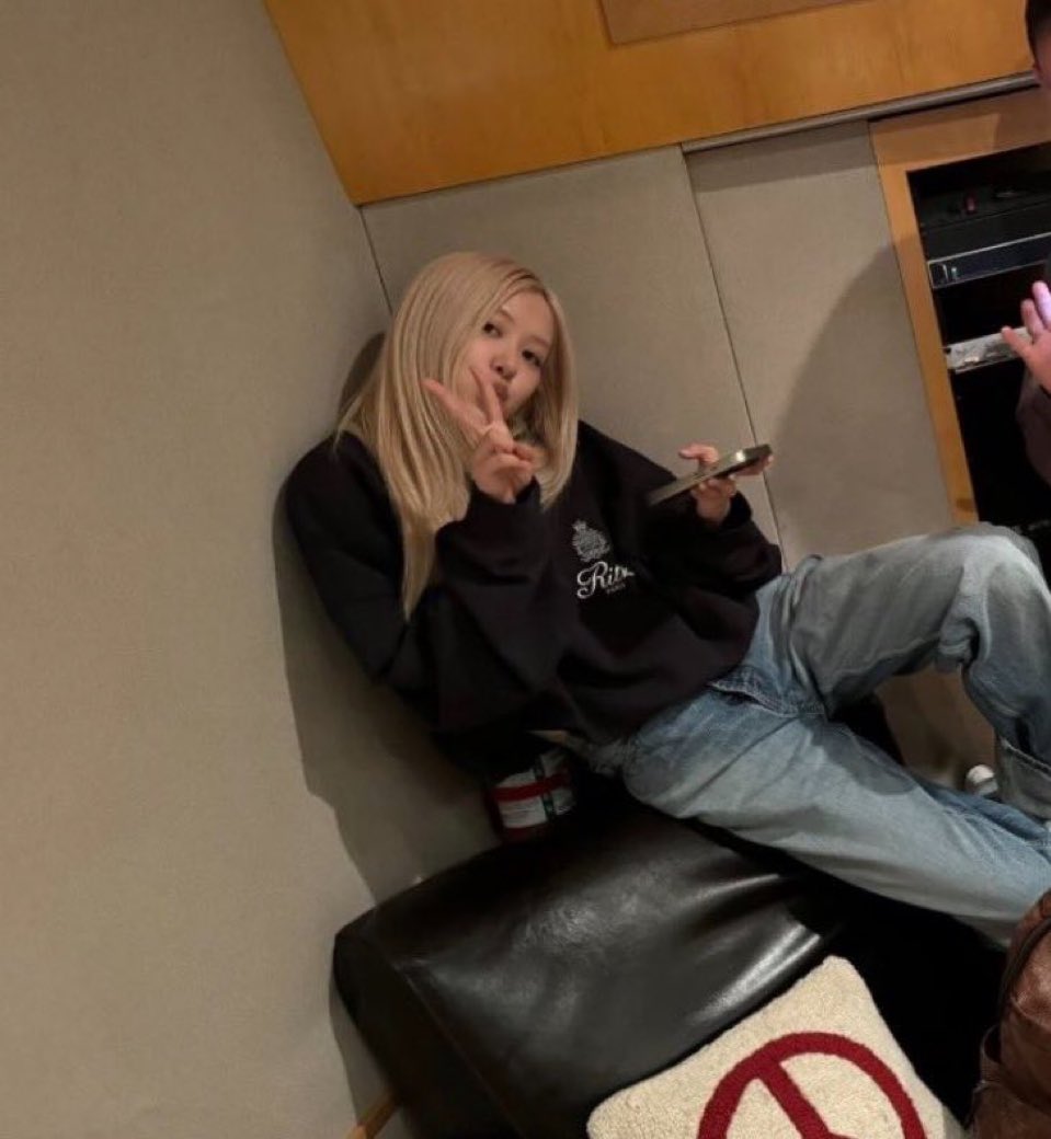 เมะที่ใฝ่ฝันมาก 🫠🤭💗 โหมดทำงานในสตูพี่แชงโครตจะเมะ😁☺️

#ROSÉ #로제 <a href="/numberoneHQ/">numberoneHQ</a>