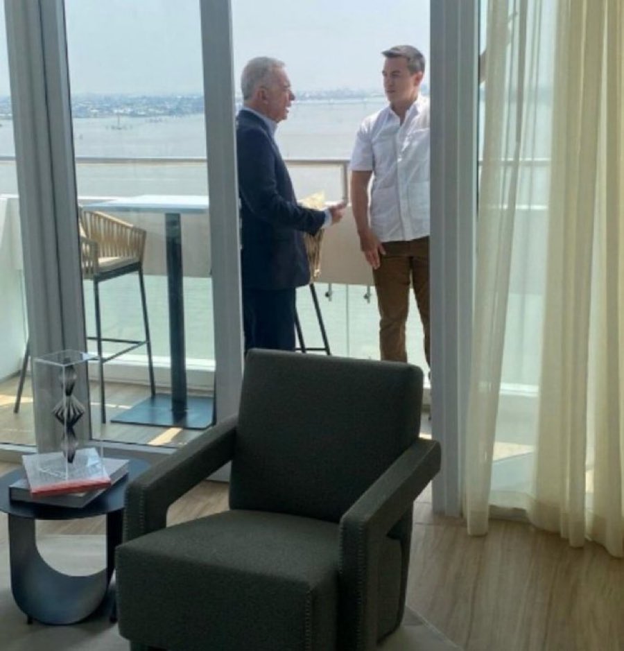 El mayor narcotraficante de Ecuador, <a href="/DanielNoboaOk/">Daniel Noboa Azin</a>, y al mismo tiempo presidente de ese desventurado país, recibió clandestinamente al #Matarife, el mayor narcotraficante de Colombia, fundador del Cartel de Medellín. 

Ecuador exporta el 70% de la cocaína que consume el mundo