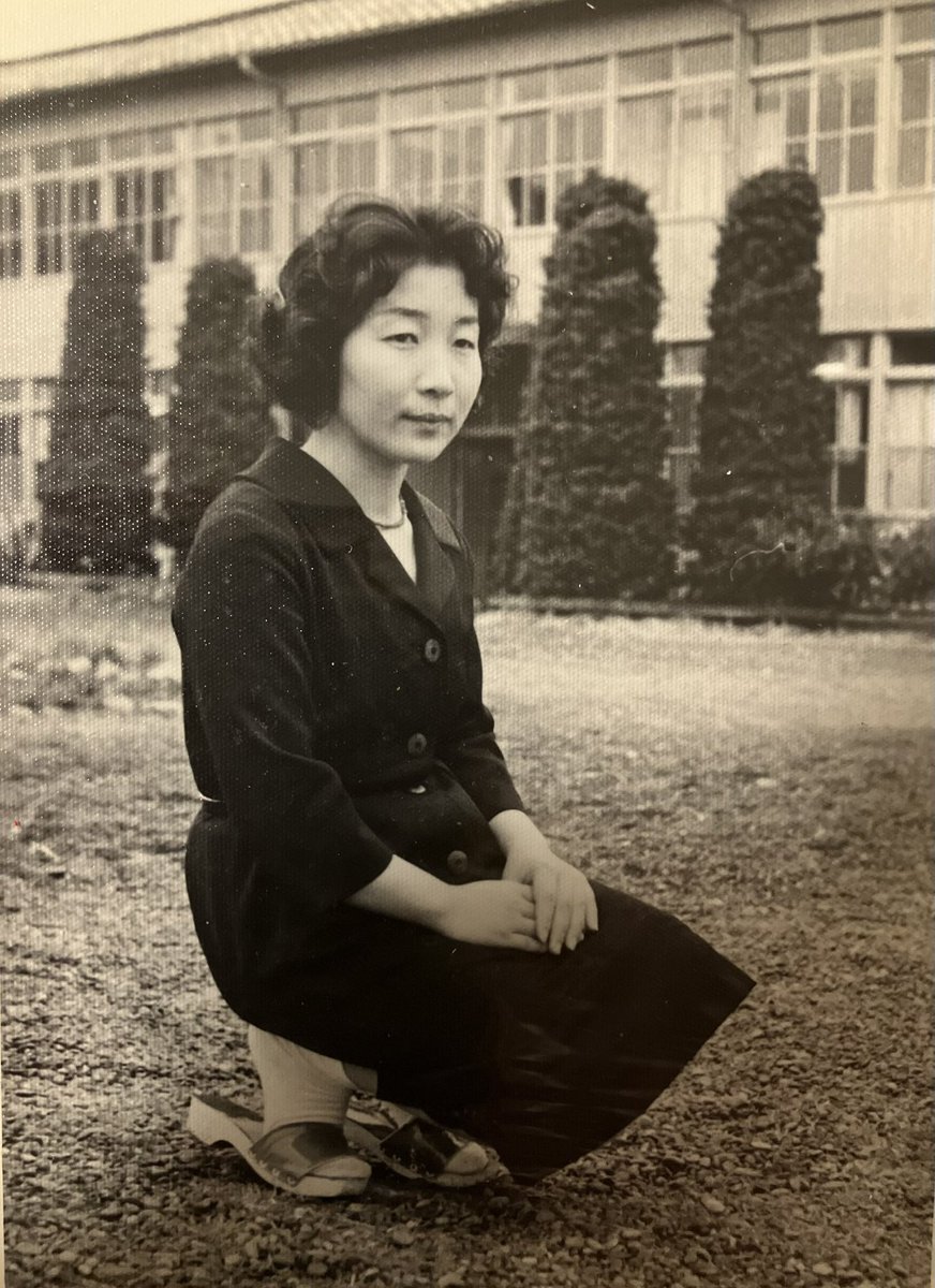 translator1213's tweet photo. 亡き母が献体を経て火葬に付されたので、遺骨を受け取ることに。20年前に父が他界した日は快晴で、一昨年に母が他界した日も晴れて暑かったが、今朝はあいにくの雨。だが、献体に関する両親の逸話を担当医に語った後、骨壷を携えて帰途に就くと、嘘のように雨は止んでおり、駅を出たときは晴れていた。 https://t.co/cAqdkRLgDP