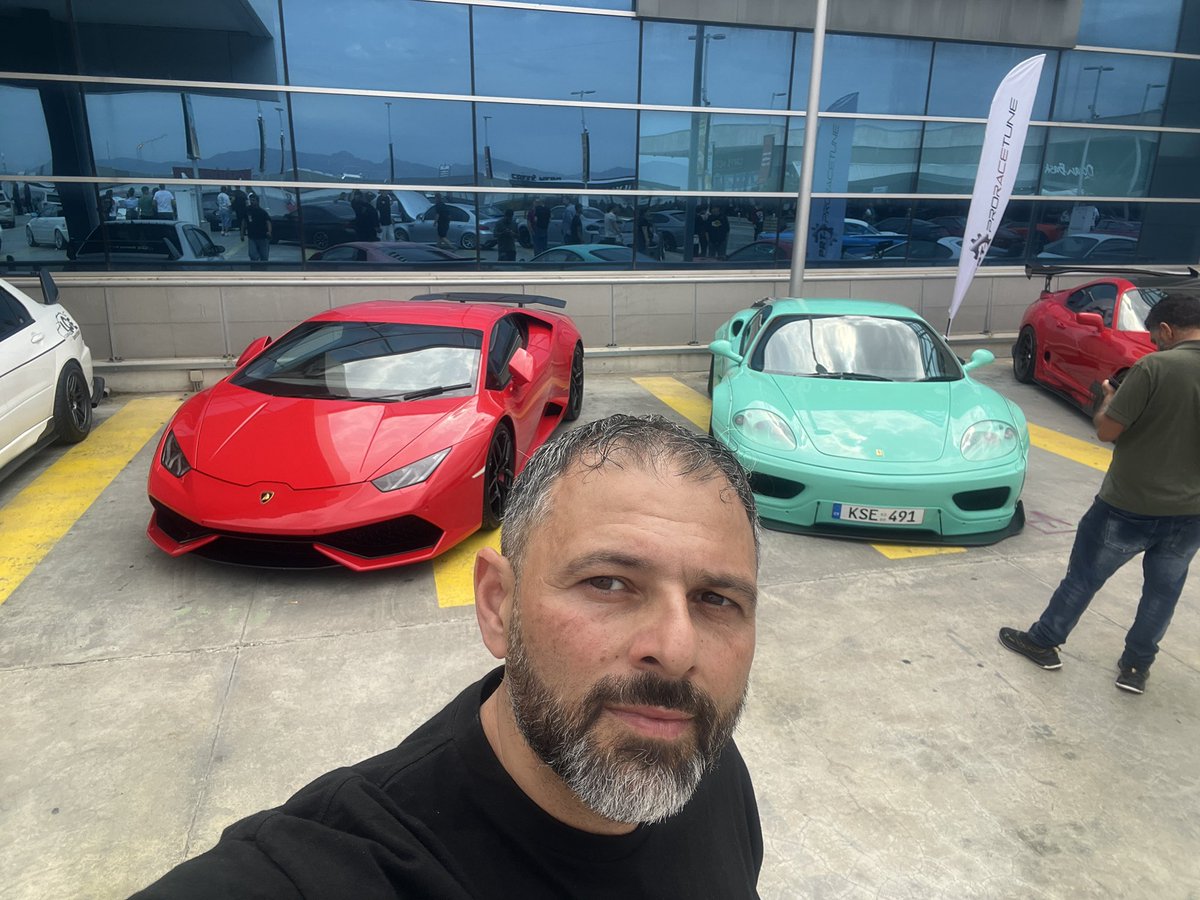 MikeOrph's tweet photo. Good fun for a good cause π
#LibertyWalk #CarsForACause #CharityEvent https://t.co/4i5eUU7pys