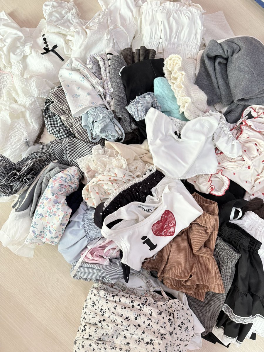 doltesr's tweet photo. ปล่อยต่อราคาโล๊ะ ๆ เลยคับ ส่วนใหญ่หลักสิบ มีมากกว่าในรูปปป
 — uniqlo atipa stylist งานแบรนด์ ไอจี แฟชั่น ♥︎

ค่าส่ง 35 *รีปัก ลด 5  💌
ลงวันนี้ ( 27/4 19.00 ka )

#ส่งต่อเสื้อผ้า #ส่งต่อเสื้อผ้ามือสอง #ส่งต่อเสื้อผ้ามือ2 #เสื้อผ้ามือสองราคาถูก #โล๊ะตู้เสื้อผ้า #เสื้อผ้ามือสอง https://t.co/WqFXUX2FoQ