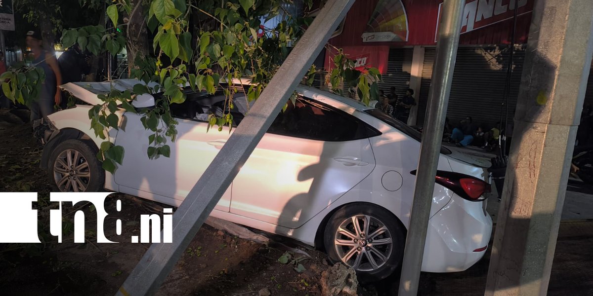 canaltn8's tweet image. #AHORA | Un vehículo fue a impactar en unos árboles y un poste metálico de telecomunicaciones, frente a donde fue la ferretería Reinaldo Hernández, en Estelí. 

El conductor supuestamente conducía en estado de ebriedad y huyó del lugar.

#Nicaragua #Estelí #Sucesos