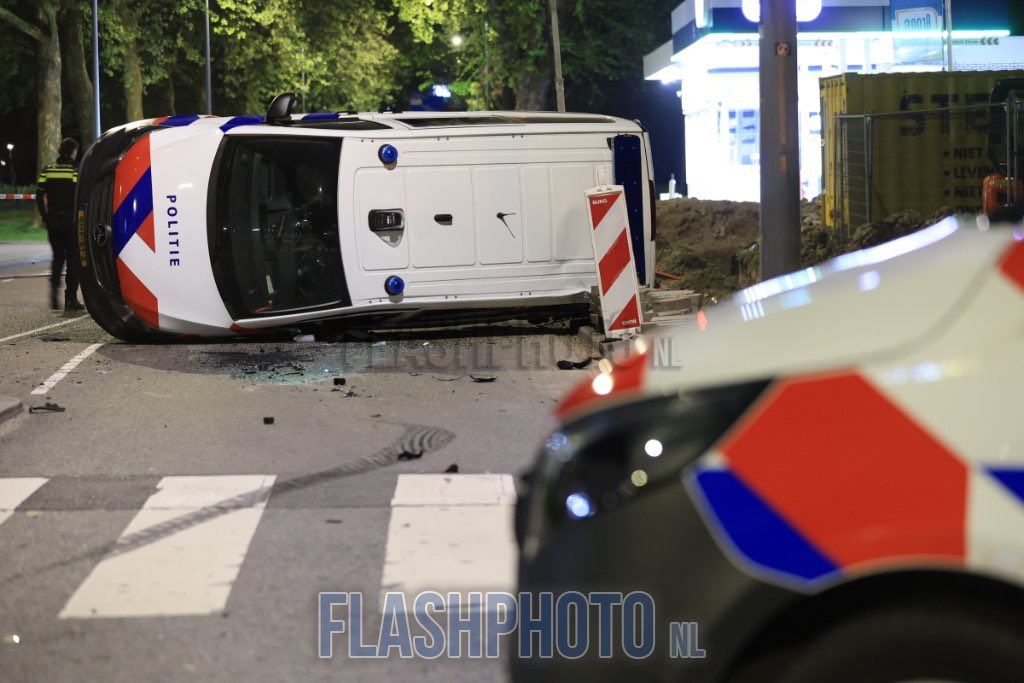 Politiebus op z'n kant na ongeval met dronken automobilist