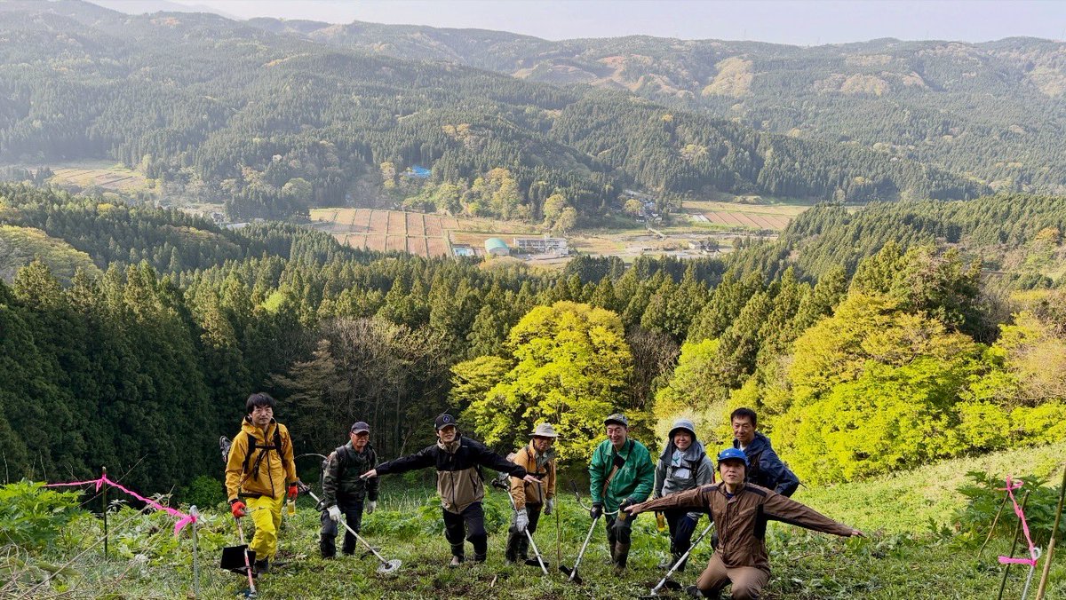 ayateck's tweet photo. 大沢「大」文字の下部が、大沢コミセン駐車場から見ると杉の木が生長して隠れるようになってきているため、文字の位置を上に３メートルほど上げることに。2026年4月9日に行った準備作業を経て、2026年4月23日の早朝に今年初の草刈り作業を行いました。以下、YouTubeに映像を公開しました。
https://t.co/KTJugUqDuZ
冒頭ダイジェストのみこちらでも公開します。

山形県酒田市八幡地域 大沢地区の大沢「大」文字の山にて。草刈り隊は、遠田修さん、池田昭則さん、後藤晴夫さん、後藤啓さん、相蘇弥さん、大沢地区の地域おこし協力隊・備前元太さん（荷物運び担当）と、集落支援員・兵藤ひとみさんも同行、阿部彩人が撮影しました。

「大」文字の山からは、酒田市平田地域の胎蔵山や経ヶ蔵山も見えました。後藤啓さんからは、山添の吉野沢にある「鷹尾山 寳藏寺」が、もともとは東平田地区の鷹尾山の三千坊谷地にあったという興味深いお話も伺えました。皆さん、お疲れ様でした！