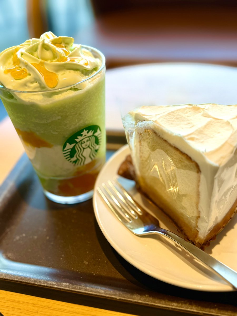 Yosiai_aoiNOUEN's tweet image. いつもの近くのスタバがあるのですが

今日は天気☀️がいいので違う店舗の
スタバ☕️までサイクリング🚴

自転車🚲で走ること30分🤭

飲みたくて探し求めていた
　
    『メロン of メロン フラペチーノ🍈』

「飲むメロンパフェ🍈」な感じで
おぃしくいただきました🤭
#カフェ　#デザート　#スイーツ