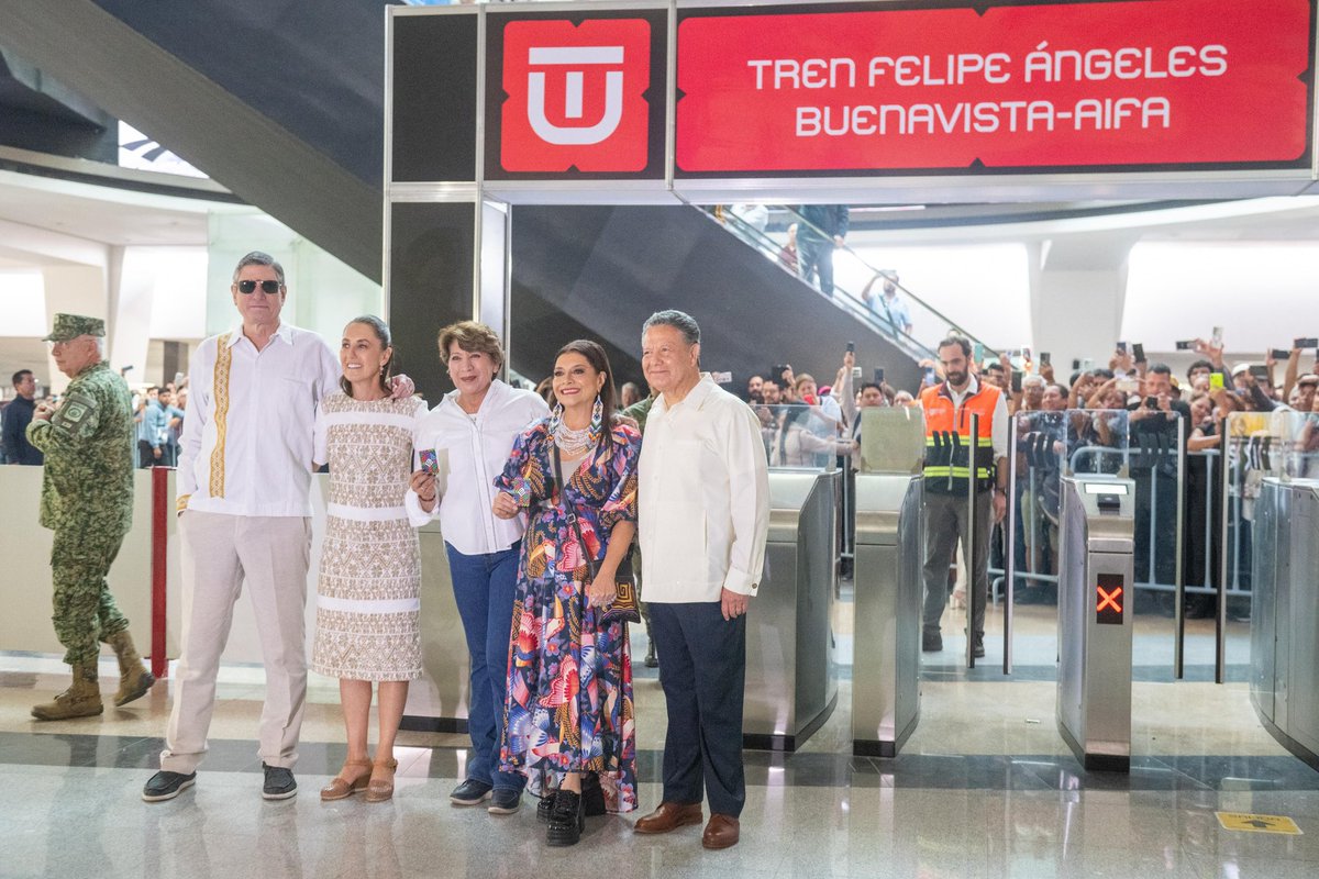 craviotocesar's tweet photo. ¡Misión cumplida! 🚆✨

El Tren Buenavista-AIFA ya es una realidad. Tecnología de última generación para conectar a la #CiudadDeMéxico con el #AIFA de forma rápida y pública.

Nuestra Presidenta @Claudiashein cumple: la movilidad es un derecho, no un privilegio. 

¡La #4T avanza sobre rieles! 🇲🇽🙌
