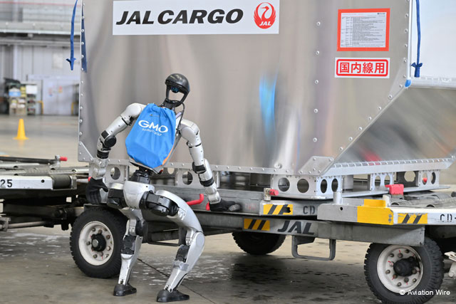 Aviation_Wire's tweet photo. JAL、羽田空港で人型ロボット実証実験　国内初グラハン省力化目指す #JAL
https://t.co/Y4OqOneBpw

JGSとGMO AIが実証実験。実用的なものが中国製に限られている中、安全保障上の中国政府の動きに対する懸念点も聞いてみました。 https://t.co/tsKF0ixRRB