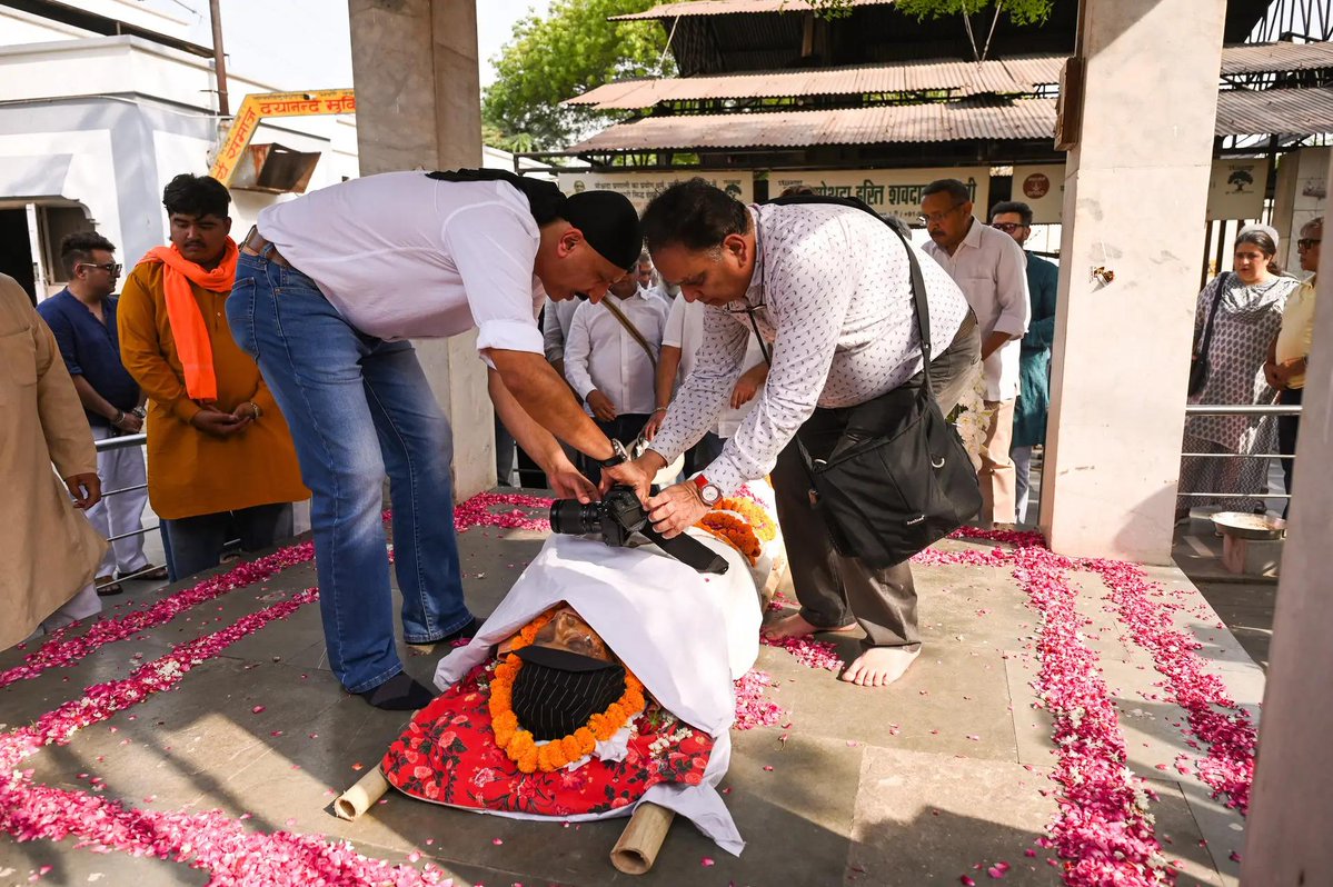 timesofindia's tweet image. ‘I meet my God through my camera’: Farewell to #RaghuRai

Family members perform the last rites of legendary photojournalist #RaghuRai at Lodhi Crematorium in #NewDelhi